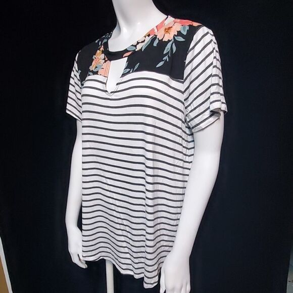 Flawless Gray & White Striped Short Sleeve Tee (S) - Picture 1 of 5